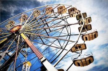 В центре Праги установили колесо обозрения: видео