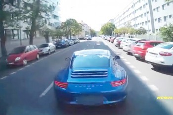 В Праге водитель Porsche 911 неудачно «проучил» пожарных: видео