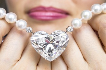 Бриллиант в форме сердца продали на аукционе за рекордную сумму