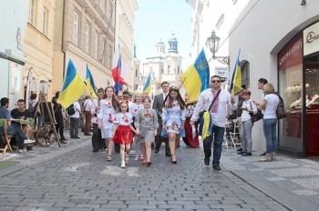 В центре Праги прошел украинский марш вышиванок: видео