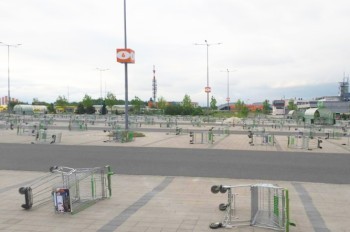 Курьезный инцидент на парковке чешского ТЦ попал на видео