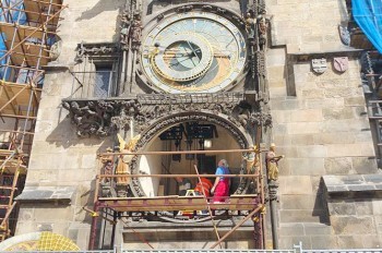 С пражского орлоя сняли циферблат: видео