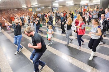 Видео: метро Праги на один день превратилось в танцплощадку