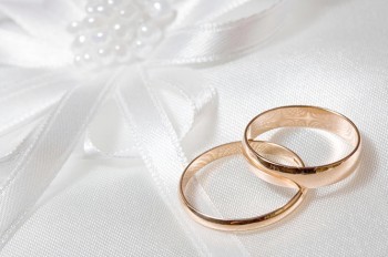 Необычное предложение: в России жених спрятал обручальное кольцо в животе