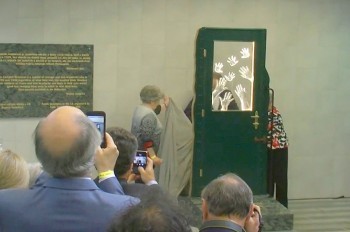 На Главном вокзале Праги открыли памятник мужественным родителям