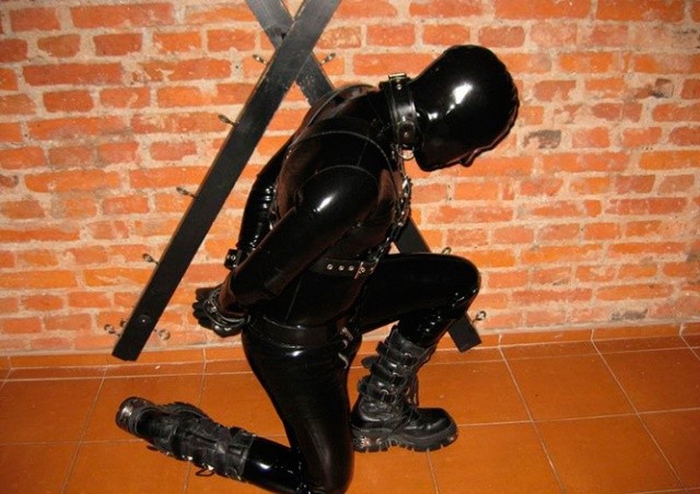 В Праге вор украл из машины дорогие латексные костюмы