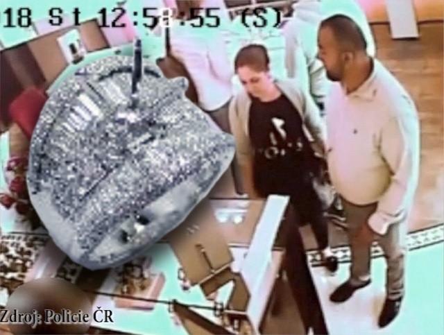 В Карловых Варах иностранцы украли из магазина перстень за 1,5 млн крон: видео