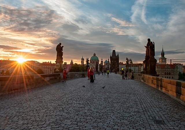 Вандалы помадой написали банальность на Карловом мосту