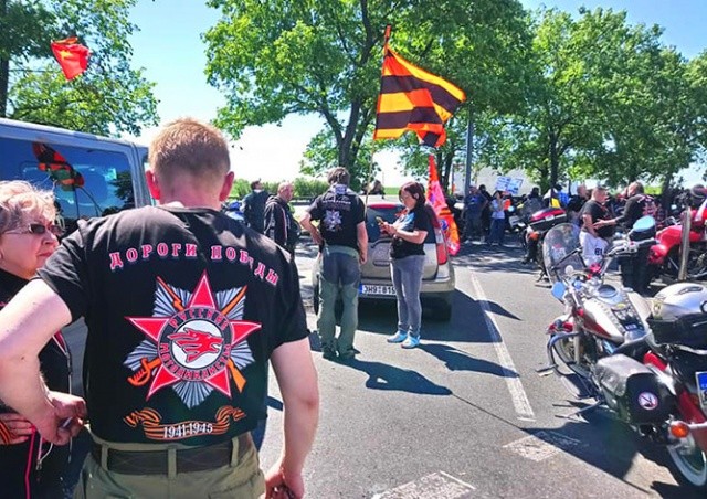 «Ночных волков» в Праге встретила акция протеста: видео