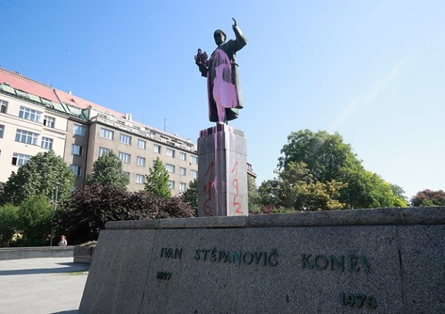 Вандалы осквернили памятник маршалу Коневу в Праге