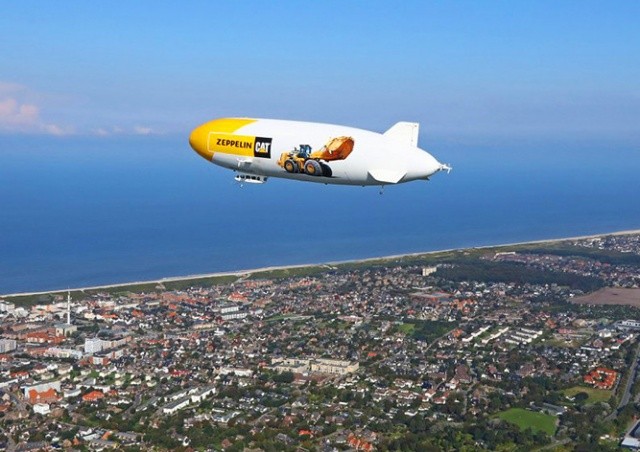 В Прагу прилетел самый большой дирижабль в мире: видео