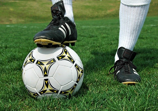 В Чехии футболист на стал забивать гол, увидев столкновение соперников: видео