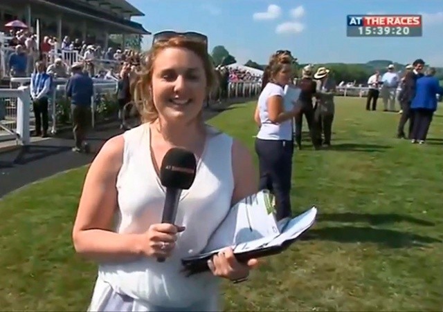 Репортер остановила испуганную лошадь в прямом эфире: видео