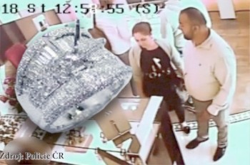 В Карловых Варах иностранцы украли из магазина перстень за 1,5 млн крон: видео