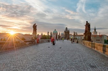 Вандалы помадой написали банальность на Карловом мосту