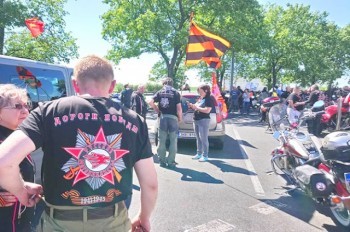 «Ночных волков» в Праге встретила акция протеста: видео