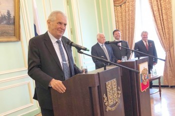 Президент Чехии посетил посольство РФ по случаю Дня Победы