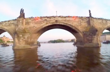 Парашютист пролетел под Карловым мостом Праги: видео