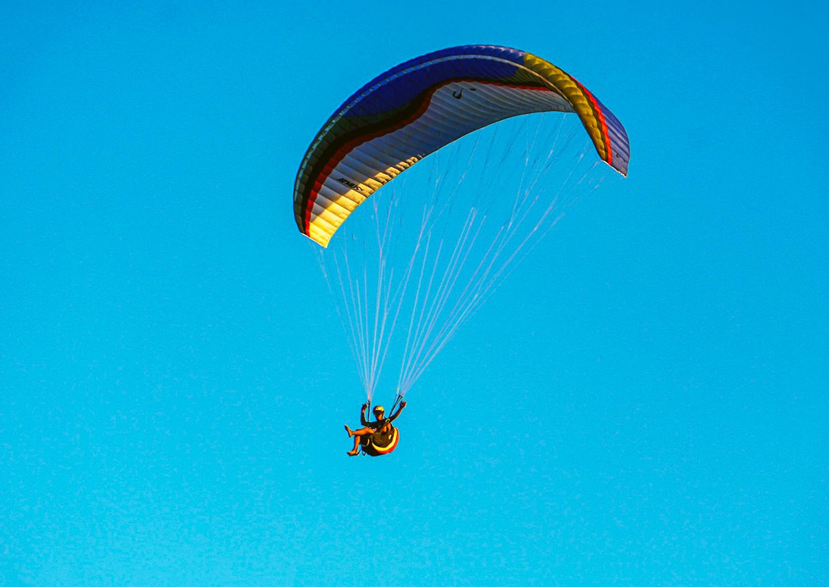 В Чехии парапланерист приземлился на чужую машину