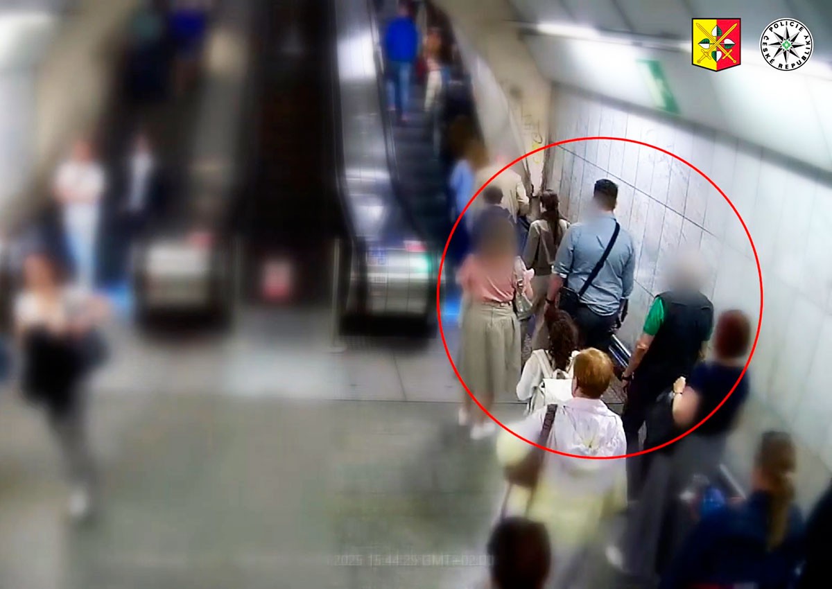 Фотографировавший школьницу под юбкой пассажир сам явился в полицию