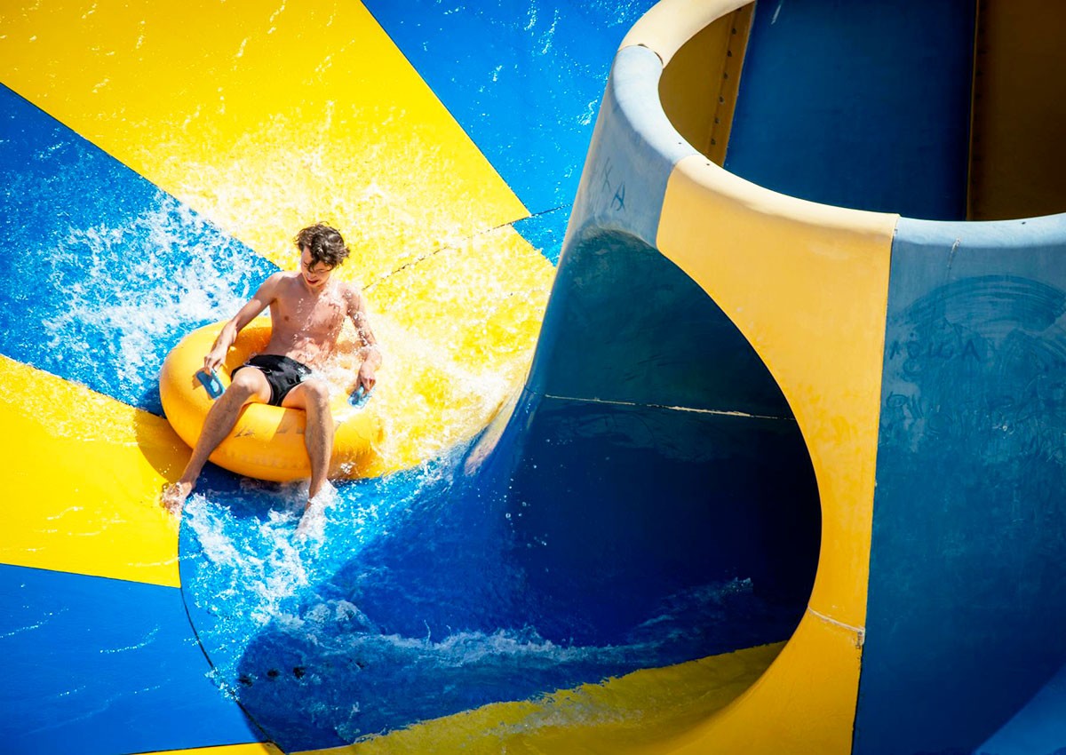 Чех и словак придумали способ бесплатно поесть в аквапарке