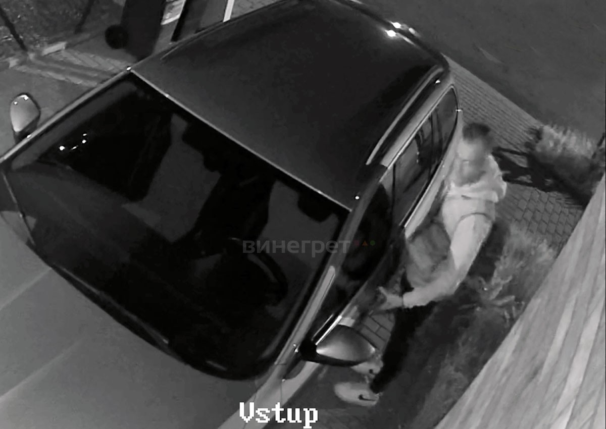 В Праге неизвестный украл боевой пистолет из припаркованного авто: видео