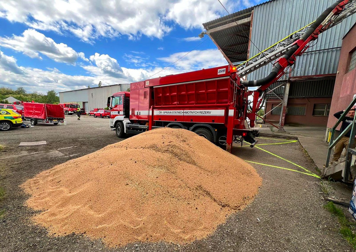 В Чехии рабочий едва не утонул в зерне. Спасатели откапывали его 4 часа