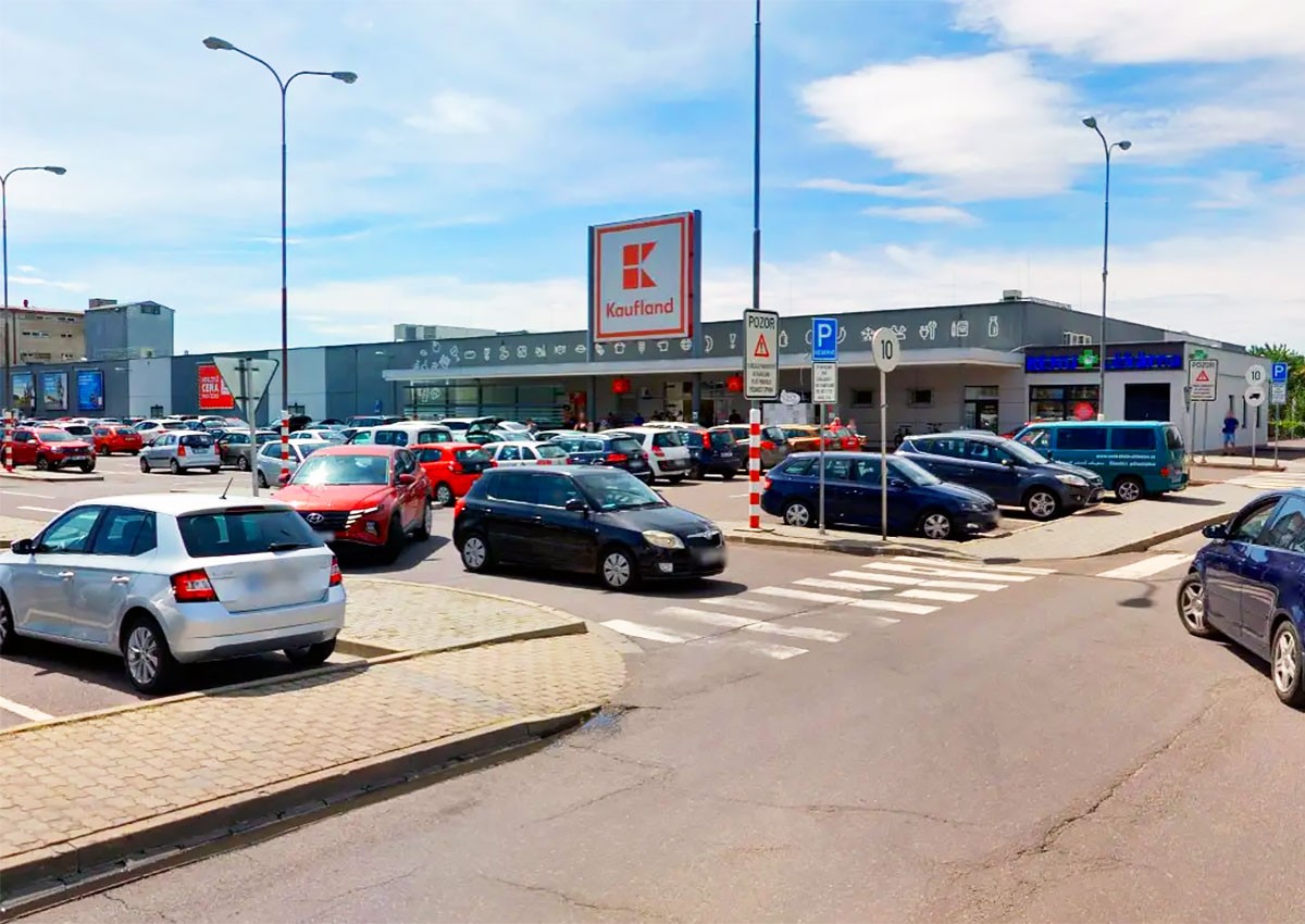 Трагедия в Чехии: водитель насмерть задавил ребенка, выезжая с парковки магазина