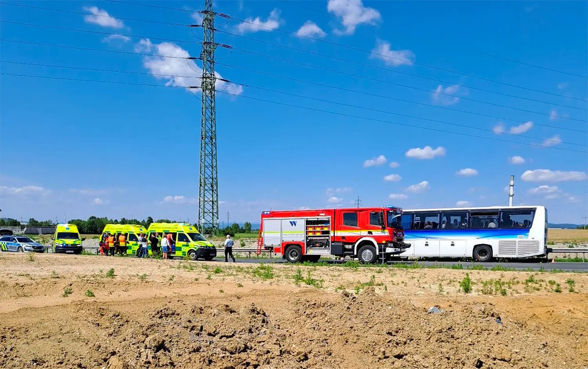 Серьезное ДТП в Чехии: пьяный водитель легковушки въехал в автобус