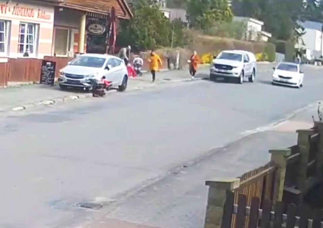 В Чехии покатившееся авто сбило беременную с ребенком в коляске. Водитель отделалась штрафом