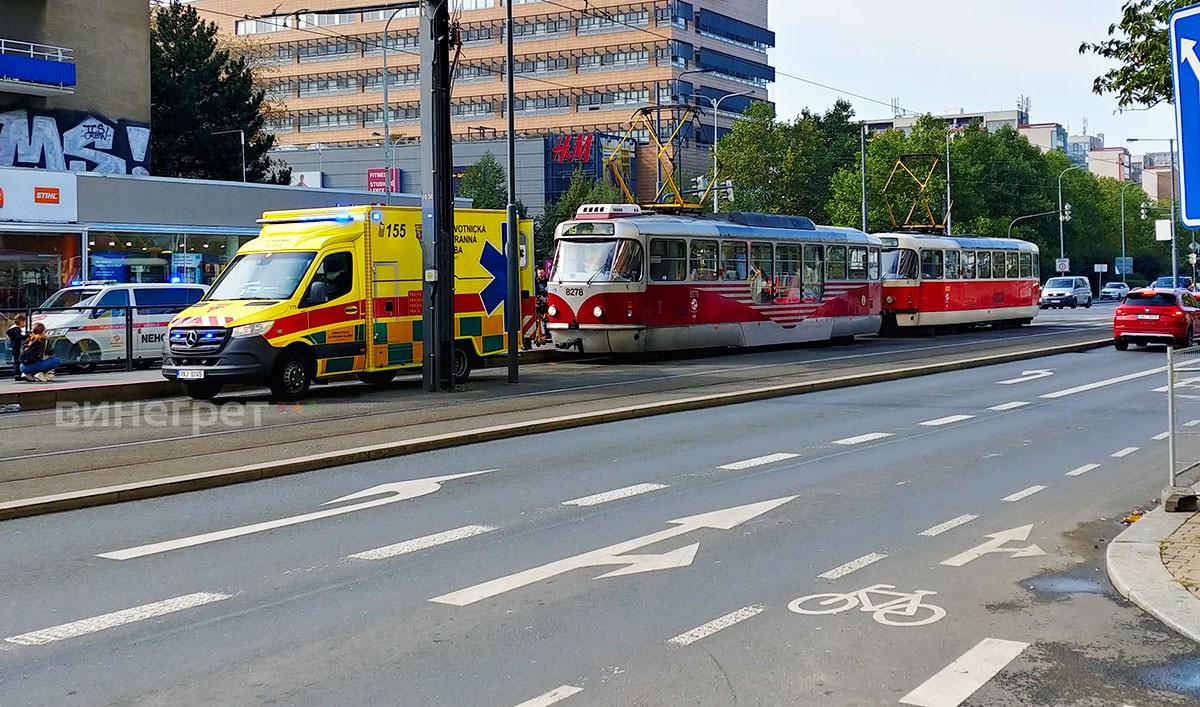 В Праге трамвай сбил школьницу на самокате
