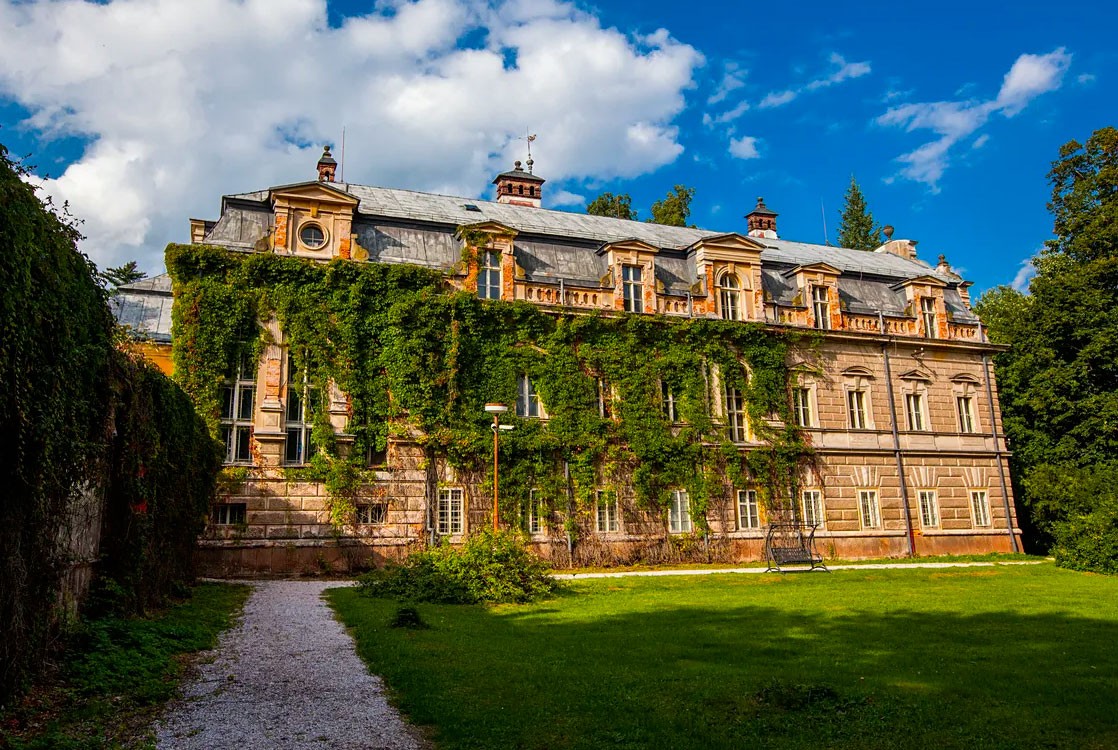 Россиянин продает замок в Чехии. Его отношения с соседом стали сюжетом для фильма