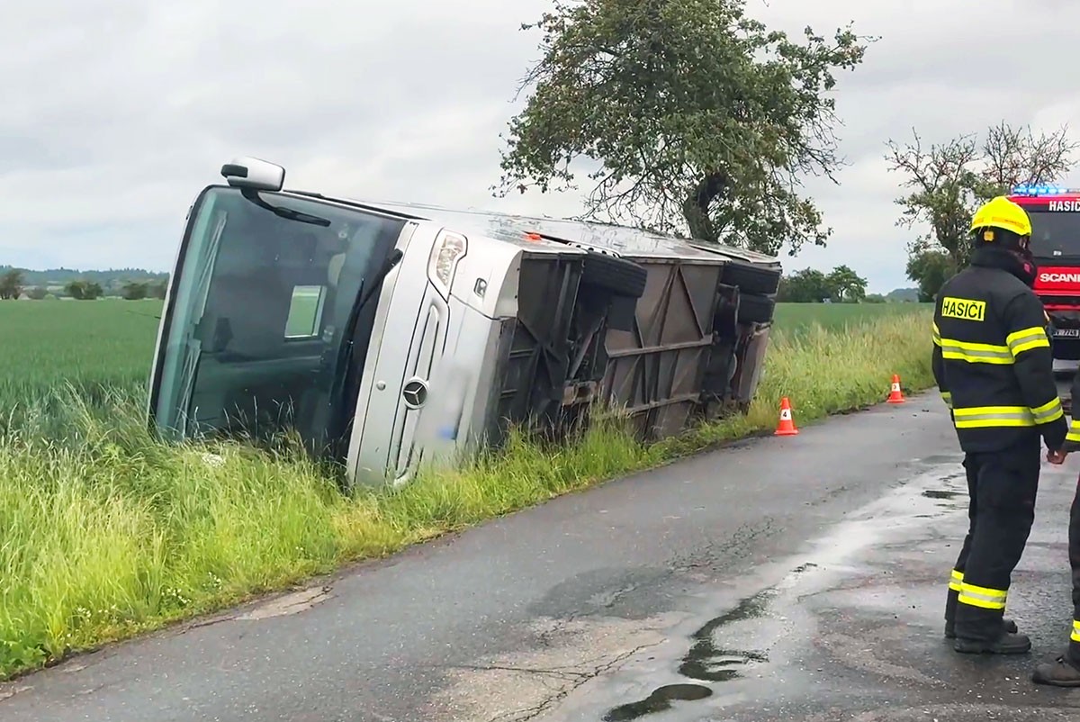 В Чехии перевернулся автобус с детьми