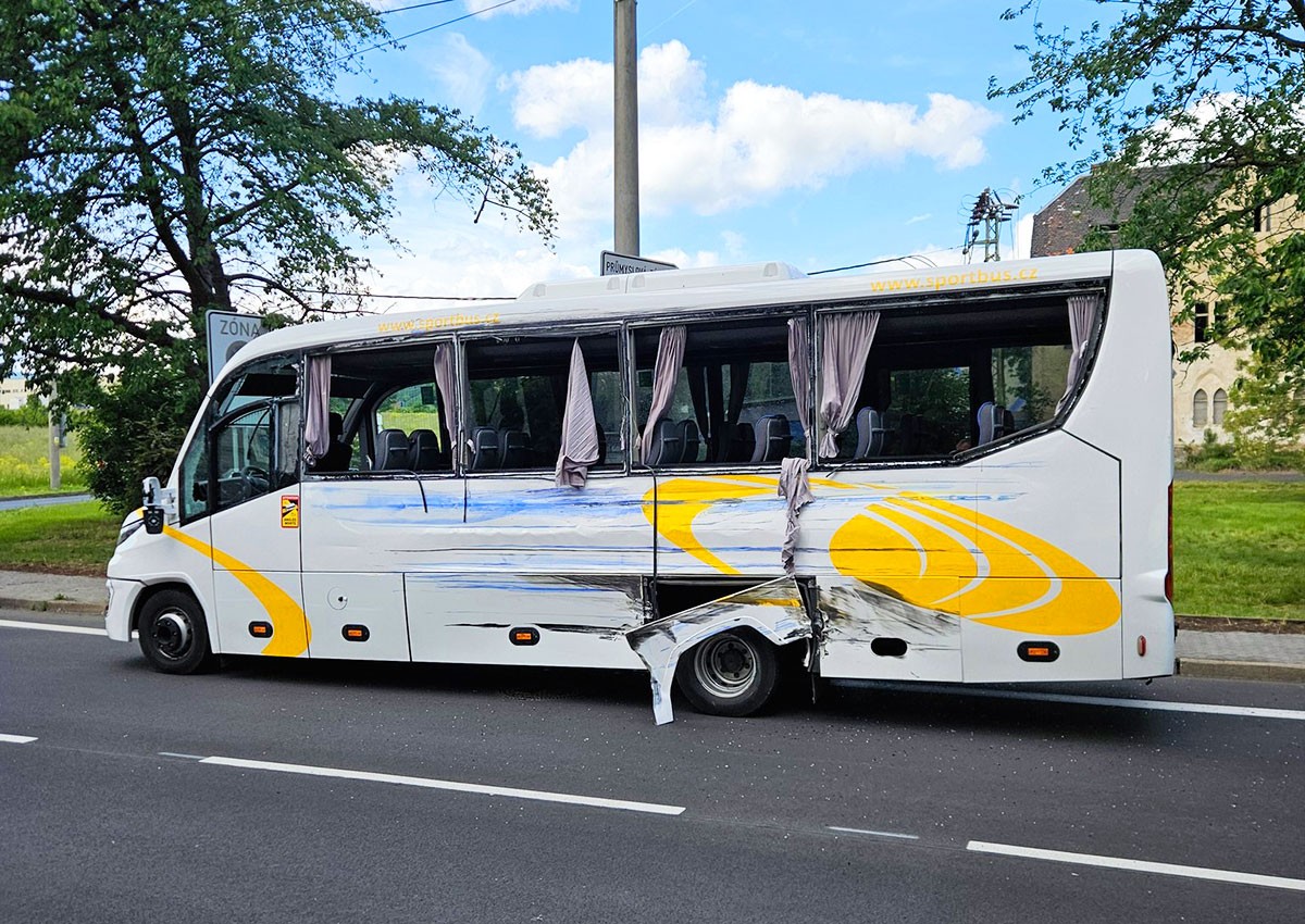 В Чехии водитель фуры врезался в автобус и поехал дальше: 25 пострадавших 