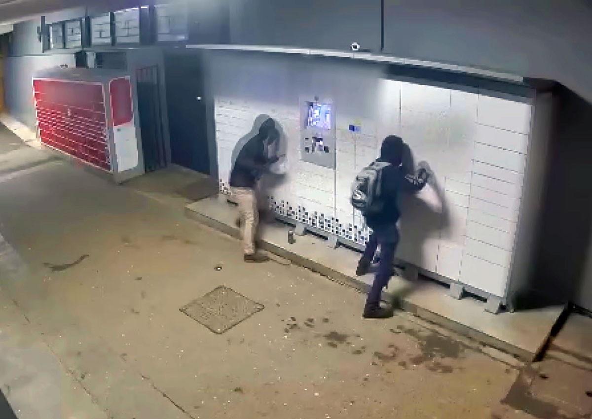 Двое жителей Праги воровали заказы из почтоматов: видео