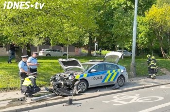 В Праге спешившие на вызов полицейские въехали в столб