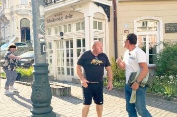 Русскоязычный турист напал на чешского журналиста на вопросе о Путине: видео