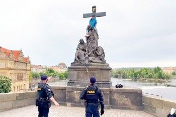 Карлов мост в Праге перекрыли из-за иностранца с ножом: видео