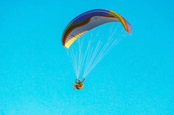 В Чехии парапланерист приземлился на чужую машину