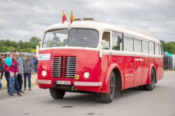 Автомагистраль в Чехии засыпало банками с пивом из-за аварии фуры