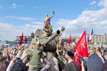 Советские флаги, гимн и танк в центре Праги. Коммунисты отметили День победы
