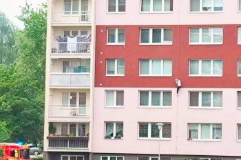 В Чехии женщина спаслась из горящей квартиры на 7 этаже, спустившись по громоотводу: видео