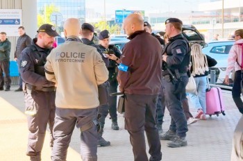 В аэропорту Праги оставленная перед терминалом машина вызвала переполох: видео