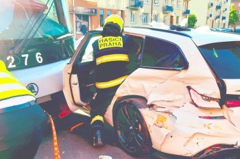 В Праге трамвай столкнулся с автомобилем BMW