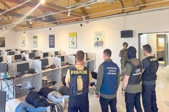 В Украине накрыли крупную группу кибермошенников, обманувших чехов на миллионы крон: видео