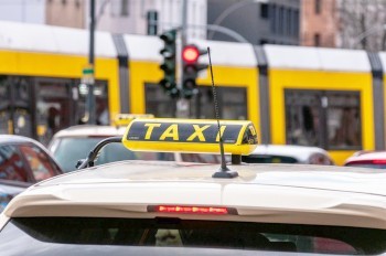 В Праге пьяный турист заплатил таксисту 202.202 кроны вместо 202: видео