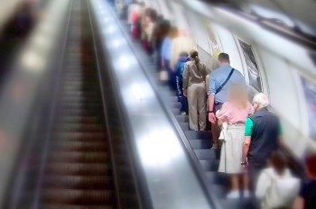 В метро Праги пассажир фотографировал школьницу под юбкой