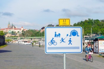 Наплавки принадлежат всем: в Праге установили «примиряющие» знаки