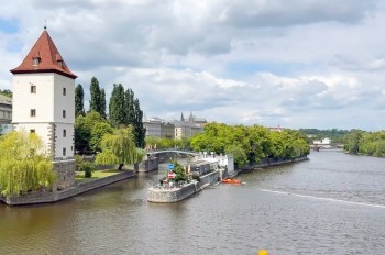 Из реки в центре Праги выловили труп человека