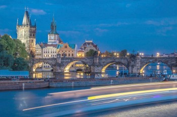 Карлов мост в Праге получил новое декоративное освещение